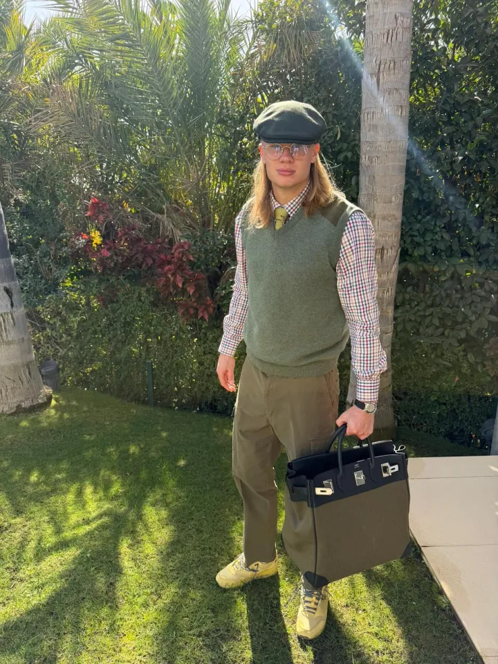 Haaland khiến fan cười ngả nghiêng với phong cách “thầy giáo địa lý”