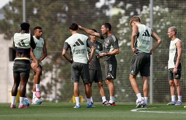 Xabi Alonso tiếc nuối khi Real Madrid lỡ cơ hội chiêu mộ Zubimendi