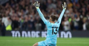 Tottenham vẫn tin tưởng Vicario sau loạt sai lầm