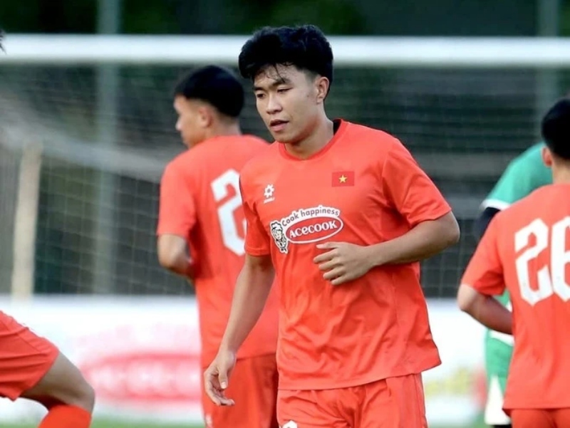 Lý Đức ra sân trong trận U22 Việt Nam gặp Lào