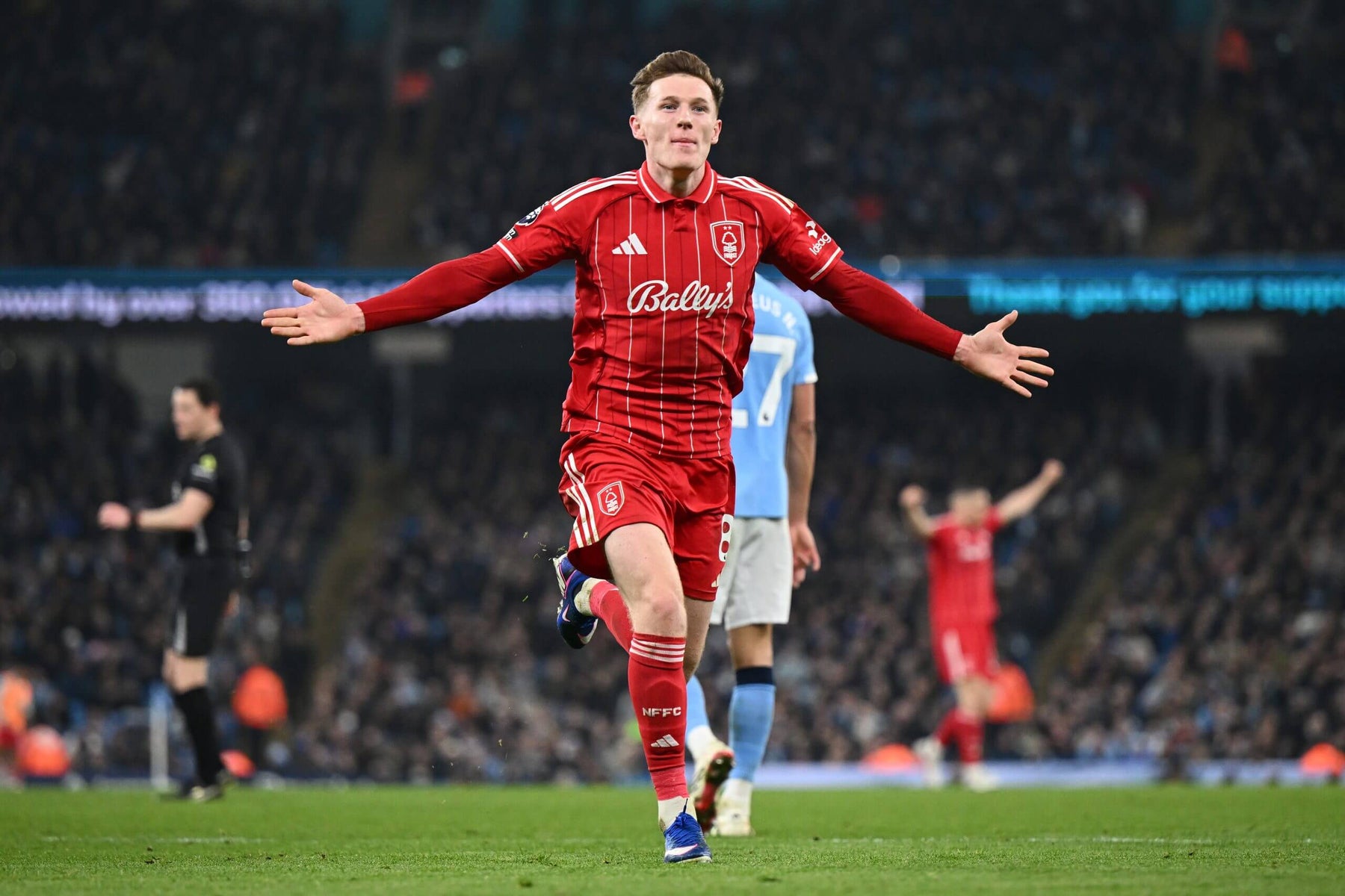 Anderson chọc thủng lưới Man City